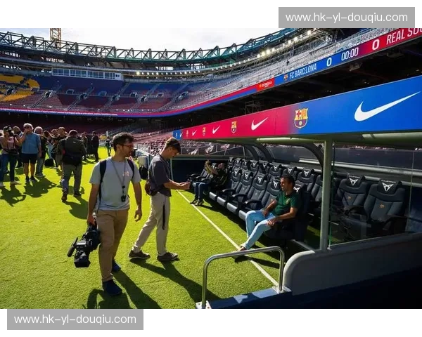 诺坎普的星光：巴萨与比利亚雷尔的绿茵对决，一场足球的诗篇